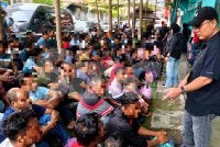Garry Belayong (berdiri) menyoal siasat etnik Rohingya yang berjaya ditahan semasa Ops Mega di sekitar Bandar Kota Bharu pada Jumaat. Foto: HAZELEN LIANA KAMARUDIN