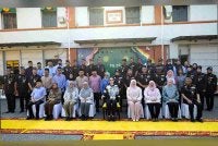 Tuanku Zara berkenan bergambar bersama warga Jabatan Penjara Malaysia ketika berangkat mengadakan lawatan kerja ke Akademi Azzahrah, Pusat Koreksional Batu Gajah, hari ini. Foto: Bernama