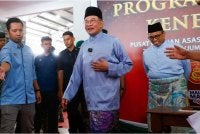 Anwar (dua dari kanan) meninggalkan majlis selepas menghadiri Program Semarak Kenegaraan di Hangar Pusasda Port Dickson hari ini. - Foto: Bernama