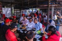 Mohamad (tiga kanan) dan Anthony Loke (empat kanan) ketika sembang santai dan minum petang bersama masyarakat DUN Chennah pada Khamis. - Foto: Facebook Mohamad Sabu.