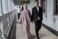 Pengasas FashionValet, Datin Vivy Yusof dan suaminya Datuk Fadzarudin Shah Anuar yang berdepan pertuduhan pecah amanah dana pelaburan Khazanah dan PNB berjumlah RM8 juta, hadir pada perbicaraan mereka di Mahkamah Sesyen hari ini. - Foto: Bernama