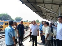 Anthony Loke (tiga kiri) lawatan kerja projek siap bagi Projek Kerja-Kerja Pemulihan, Naik Taraf Landasan Kereta Api dan Kerja-Kerja Berkaitan diantara Gemas, Negeri Sembilan hingga Stesen Kereta Api Mentakab, Pahang di Stesen Kereta Api Bahau pada Jumaat.