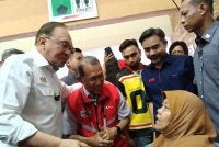 Muhammad Nazri (dua dari kiri) bersama Perdana Menteri, Datuk Seri Anwar Ibrahim berkesempatan menyantuni seorang Orang Kurang Upaya (OKU), Jumaah Mohd Alif, 68 yang tidak ketinggan hadir pada program di Benteng @ Medan Selera Ampangan.