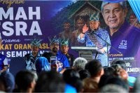 Ahmad Zahid ketika berucap pada program ramah mesra bersama masyarakat Orang Asli Negeri Sembilan di Kampung Orang Asli Tohor hari ini. - Foto: Bernama
