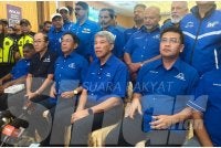Mohamad (dua dari kanan) ketika sidang akhbar selepas Melancarkan Manifesto BN pada Jumaat