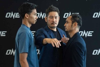 Aliff (kiri) berpeluang mencipta sejarah sebagai rakyat Malaysia pertama muncul juara dunia ONE Championship jika berjaya menewaskan Sam-A malam ini. Foto: Agensi 