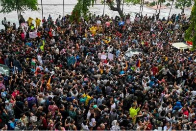 Ribuan penunjuk perasaan berkumpul di Mumbai.