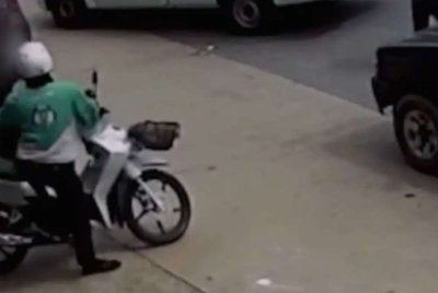 Video menunjukkan seorang penghantar makanan diserang tular di media sosial.