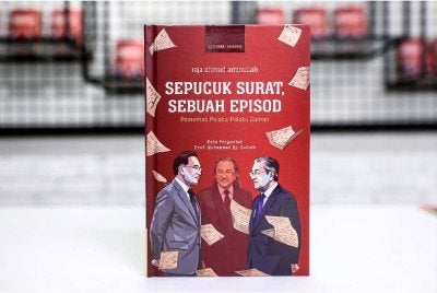 Buku Sepucuk Surat, Sebuah Episod hasil karya dari penulis, Raja Ahmad Aminullah ketika majlis peluncuran buku Sepucuk Surat, Sebuah Episod di The Grey Box, Jalan Robertson pada Khamis. Foto: Bernama 