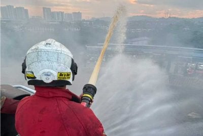 Anggota bomba menjalankan kerja-kerja overhaul selepas kebakaran berjaya dipadamkan sepenuhnya kira-kira jam 6.20 pagi.