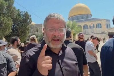 Menteri Keselamatan Negara Israel, Itamar Ben-Gvir bersama lebih 2,000 pelampau Israel memasuki pekarangan Masjid Al-Aqsa di Baitulmuqaddis. Foto: Aljazeera