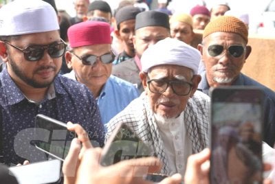 Abdul Hadi ditemui pemberita selepas menyampaikan kuliah duha di Masjid Rusila pada Jumaat.