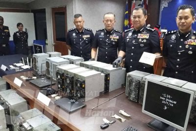 Ab Rahaman (dua dari kanan) menunjukkan barangan rampasan pada sidang media di IPK Johor.
