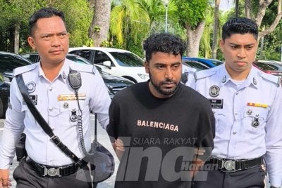 Habibullah (tengah) dibawa ke Mahkamah Majistret Shah Alam pada Jumaat.