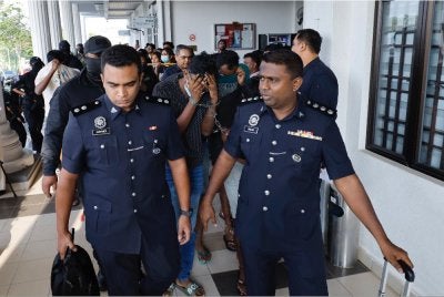 Sebanyak 11 lelaki dihadapkan ke Mahkamah Sesyen atas pertuduhan menjadi ahli kumpulan jenayah terancang yang dikenali sebagai Geng Vinod, dari dua tahun lepas. Foto: Bernama