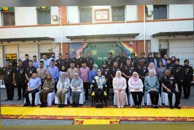 Tuanku Zara berkenan bergambar bersama warga Jabatan Penjara Malaysia ketika berangkat mengadakan lawatan kerja ke Akademi Azzahrah, Pusat Koreksional Batu Gajah, hari ini. Foto: Bernama