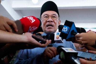 Anwar ketika menjawab pertanyaan media selepas menghadiri Program Semarak Kenegaraan di Hangar Pusasda Port Dickson hari ini. - Foto: Bernama
