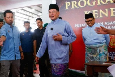 Anwar (dua dari kanan) meninggalkan majlis selepas menghadiri Program Semarak Kenegaraan di Hangar Pusasda Port Dickson hari ini. - Foto: Bernama