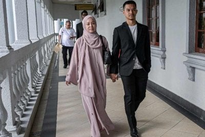 Pengasas FashionValet, Datin Vivy Yusof dan suaminya Datuk Fadzarudin Shah Anuar yang berdepan pertuduhan pecah amanah dana pelaburan Khazanah dan PNB berjumlah RM8 juta, hadir pada perbicaraan mereka di Mahkamah Sesyen hari ini. - Foto: Bernama