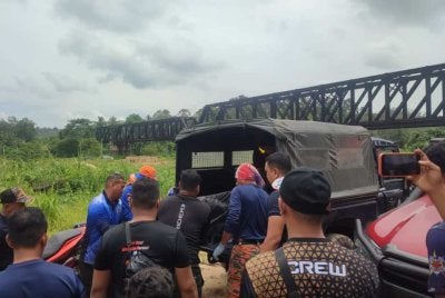 Mayat seorang lelaki yang dikhuatiri hilang selepas dipercayai terjatuh dari bot fiber di Sungai Batu 6, Kampung Renok, Gua Musang ditemukan pada Jumaat. Foto PDRM