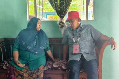 Aminuddin menyantuni pengundi di DUN Linggi.