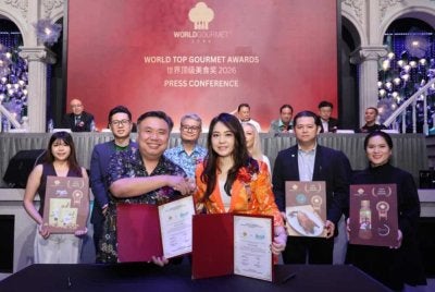 Peggy (depan dari kanan) bersama Dicky pada Majlis Menandatangani MOU antara World Gourmet dan iFood.