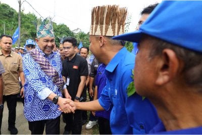 Ahmad Zahid hadir pada Program ramah mesra bersama Masyarakat Orang Asli Negeri Sembilan di Kampung Orang Asli Tohor hari ini. - Foto: Bernama
