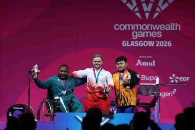 Jaguh Para Powerlifting negara, Bonnie Bunyau Gustin merangkul pingat gangsa dengan angkatan terbaik 220 KG untuk mengumpul 153.5 mata pada kejohanan Para Powerlifting Lightweight Lelaki sempena temasya Sukan Komanwel Glasgow di SEC Armadillo hari ini.
Pingat Emas, atlet dari England, Mark Swan manakala Pingat perak, atlet dari Nigeria, Roland Izuruike. Foto Bernama