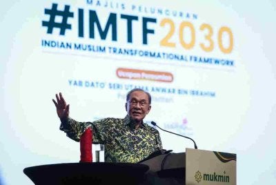 Anwar berucap pada Majlis Pelancaran Indian Muslim Transformational Framework (IMTF) 2030 di Pusat Konvensyen PICCA@Arena Butterworth malam ini. Foto Bernama 