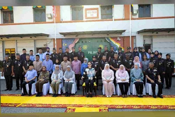 Tuanku Zara berkenan bergambar bersama warga Jabatan Penjara Malaysia ketika berangkat mengadakan lawatan kerja ke Akademi Azzahrah, Pusat Koreksional Batu Gajah, hari ini. Foto: Bernama
