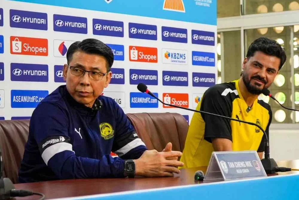 Cheng Hoe (kiri) mengingatkan pemain Harimau Malaya tidak hilang fokus apabila berdepan Myanmar di Yangon. Foto Malaysia NT