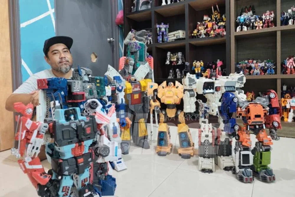 Bagi Mohd Asraf, mengumpul figura Transformers mengimbau kenangan zaman kanak-kanaknya.
