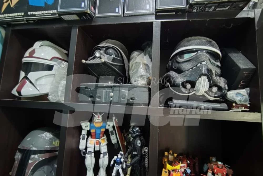 Siri helmet Star Wars turut menjadi koleksi Mohd Asraf.