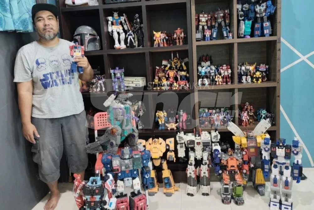 Sebahagian daripada koleksi Transformers milik Mohd Asraf yang mula dikumpulkan sejak menuntut di politeknik.