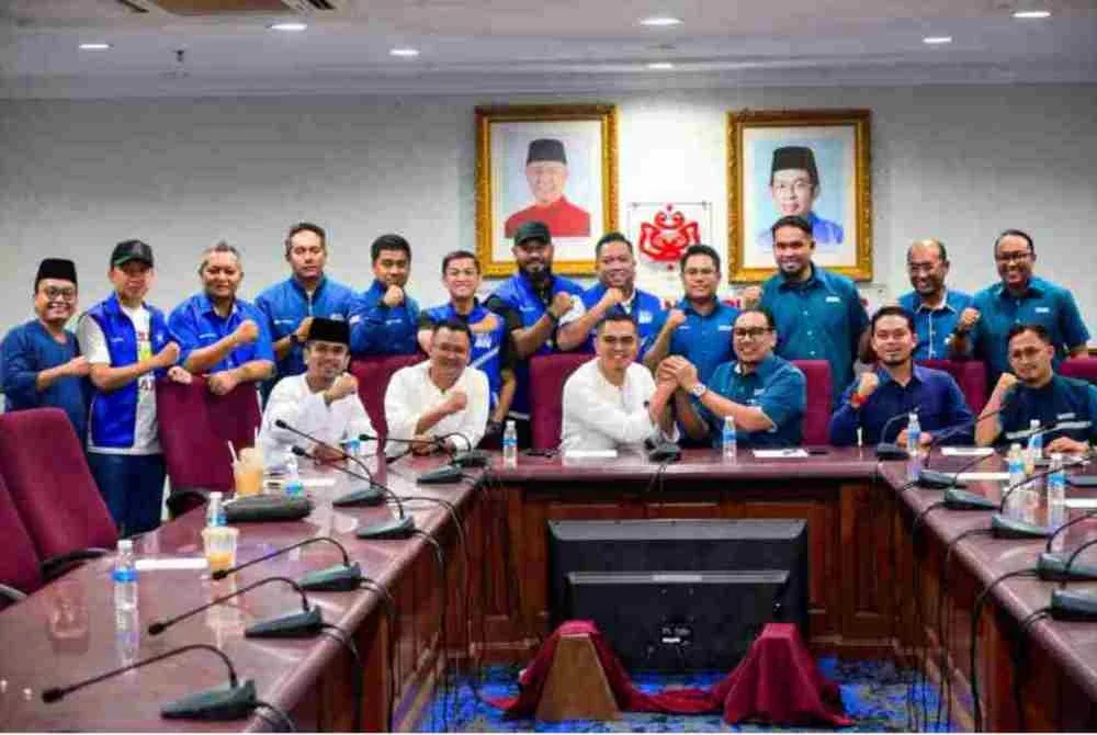 Akmal Saleh berkongsi pertemuan antara Pemuda UMNO dan Pemuda Pas pada malam Jumaat. Foto: Facebook Akmal Saleh