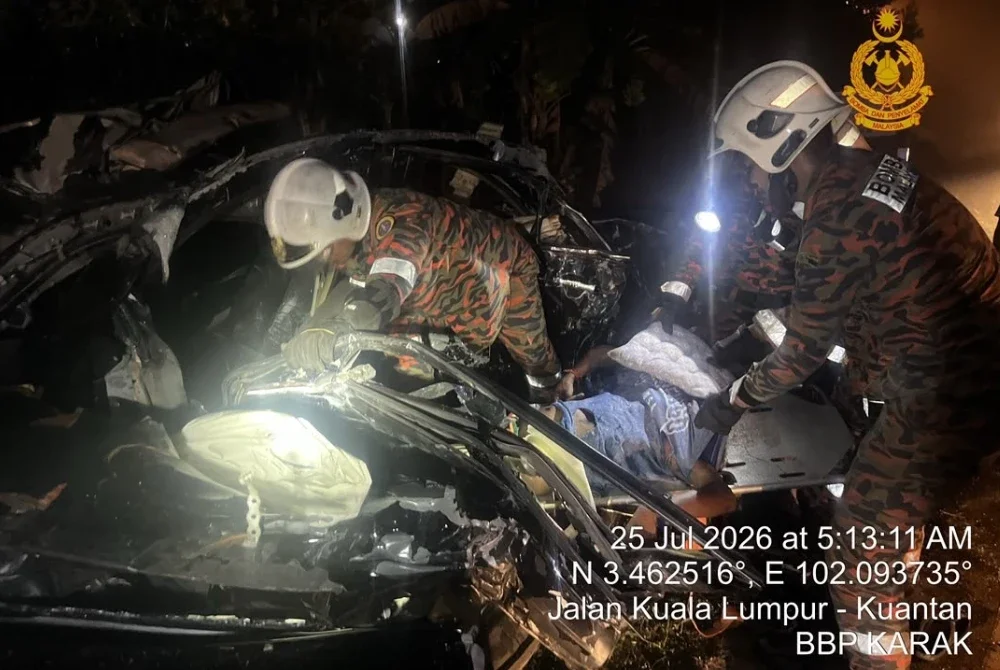 Anggota bomba berusaha mengeluarkan mangsa dari Toyota Vios yang terlibat dalam kemalangan dengan sebuah lori satu tan. - Foto Bomba Pahang.