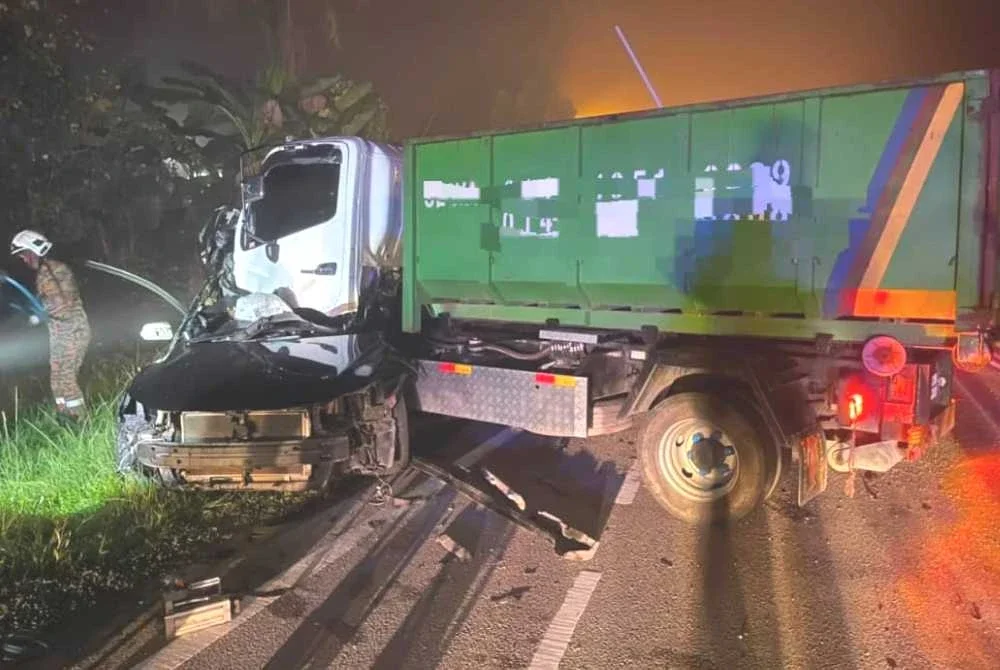Keadaan kenderaan yang terlibat dalam kemalangan menyebabkan enam sahabat maut di Kilometer 86, Jalan Kuala Lumpur–Kuantan, Karak awal pagi Sabtu. Foto Polis Bentong