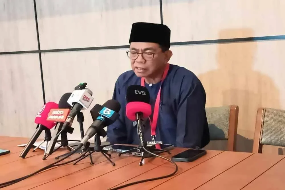Mohamed Khaled pada sidang akhbar selepas Mesyuarat UMNO Bahagian Pasir Gudang di Bandar Seri Alam, Pasir Gudang.