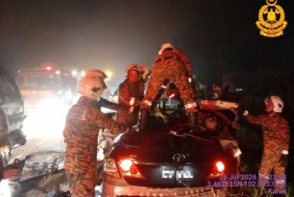 Enam lelaki maut selepas kereta dinaiki mereka bertembung dengan lori satu tan di Jalan Karak Lama berhampiran Klinik Desa Jambu Rias, Bentong pada awal pagi Sabtu. Foto JBPM