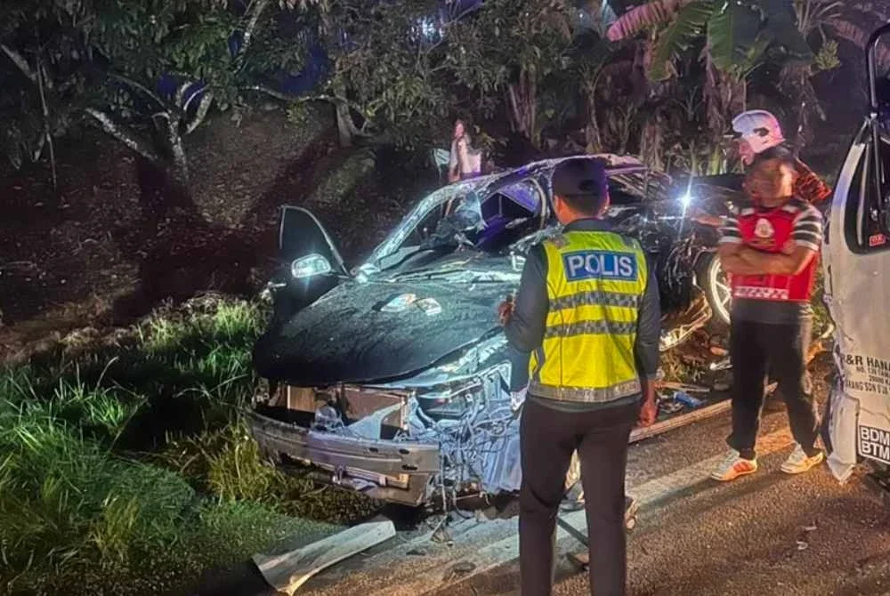 Kereta Toyota Camry dinaiki mangsa dari arah Kuantan menuju ke arah Kuala Lumpur dipercayai hilang kawalan. 