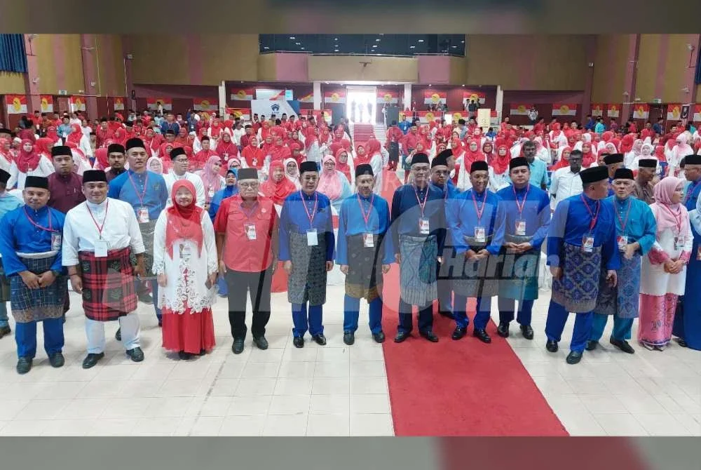 Mohammad Fakhruddin (lima kanan) dan Dr Shamsul Anuar bergambar bersama perwakilan UMNO selepas berakhir majlis perasmian mesyuarat perwakilan UMNO Bahagian Pekan di Dewan Konvensyen Sultan Ahmad Shah pada Sabtu.