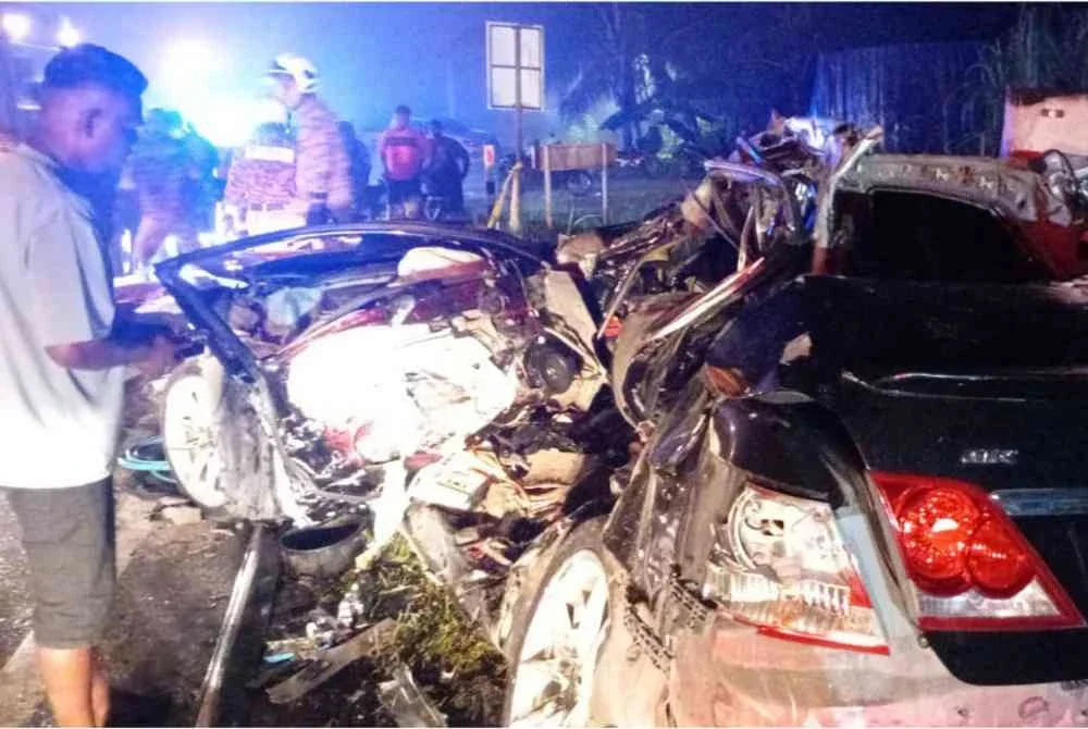 Kenderaan yang terlibat dalam kemalangan yang mengorbankan enam lelaki di Jalan Karak Lama menghala ke Temerloh awal pagi tadi. - Foto: Bernama