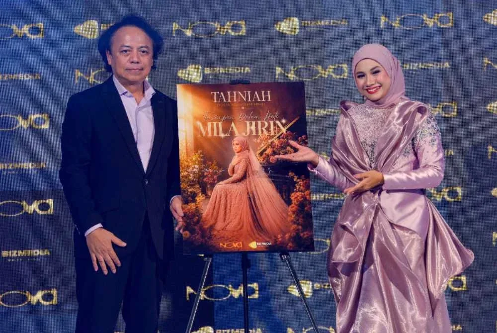 Mila (kanan) bersama Pengarah Urusan Nova Music, Rosmin Hashim pada pelancaran single terbaharunya Tersimpan Dalam Hati di Bizmilla Wedding Centre, Subang Jaya pada Jumaat. Foto Bernama