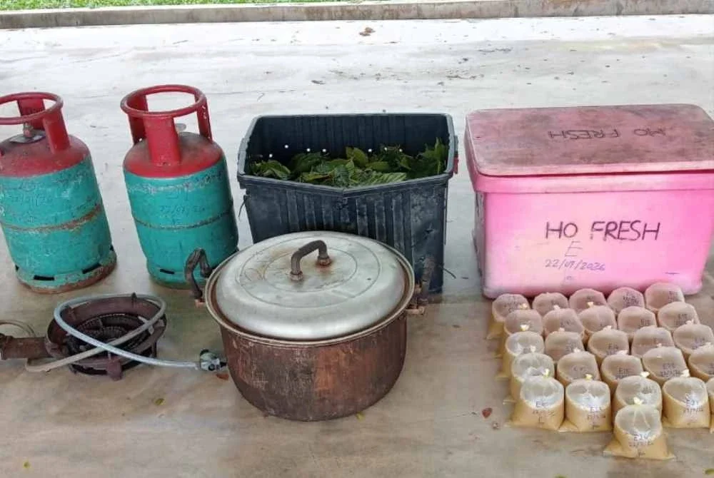 Barangan yang dirampas oleh Cawangan Risik, Ibu Pejabat Briged Tenggara PGA Kuantan berjaya menumpaskan dua kegiatan pemprosesan dan penjualan air ketum menerusi Op Bersepadu MITRA dalam serbuan di Felda Sungai Panching Utara . Foto PGA