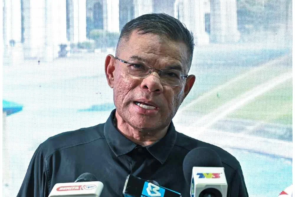 Saifuddin Nasution bercakap kepada pemberita selepas merasmikan Program Komuniti Korektif Kampung Angkat Madani dan Sekolah Angkat Madani Jabatan Penjara Malaysia di Tanjung Piandang hari ini. - Foto: Bernama