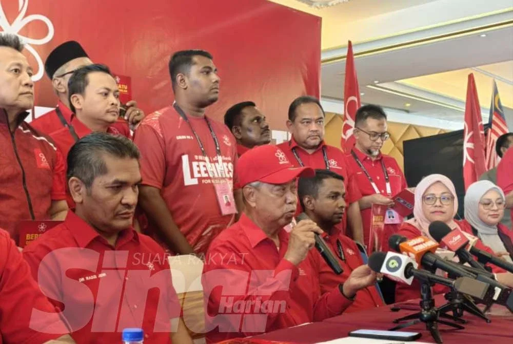 Muhyiddin (duduk, tengah) ketika sidang akhbar selepas melancarkan manifesto Bersatu bagi PRN Negeri Sembilan pada Sabtu.