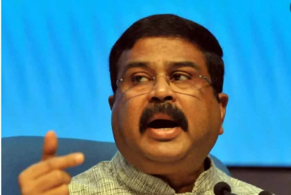 Pradhan meletakkan jawatan selepas tekanan awam susulan bantahan besar-besaran berkaitan isu kebocoran peperiksaan. Peletakan jawatan itu menjadi yang pertama melibatkan menteri dalam pentadbiran Modi yang berundur akibat tekanan rakyat. Foto ZUMA Press Inc./Alamy Stock Photo/Alamy Live News