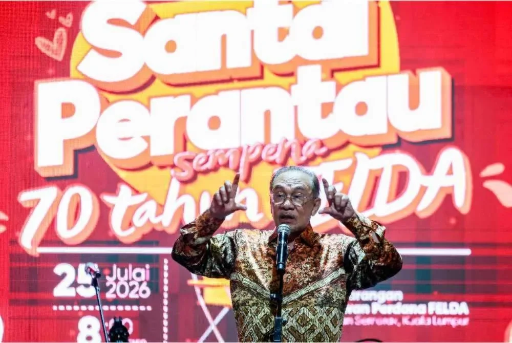 Perdana Menteri, Datuk Seri Anwar Ibrahim menyampaikan ucapan pada majlis Santai Perantau sempena 70 tahun FELDA di Dewan Perdana FELDA malam ini. Foto Bernama