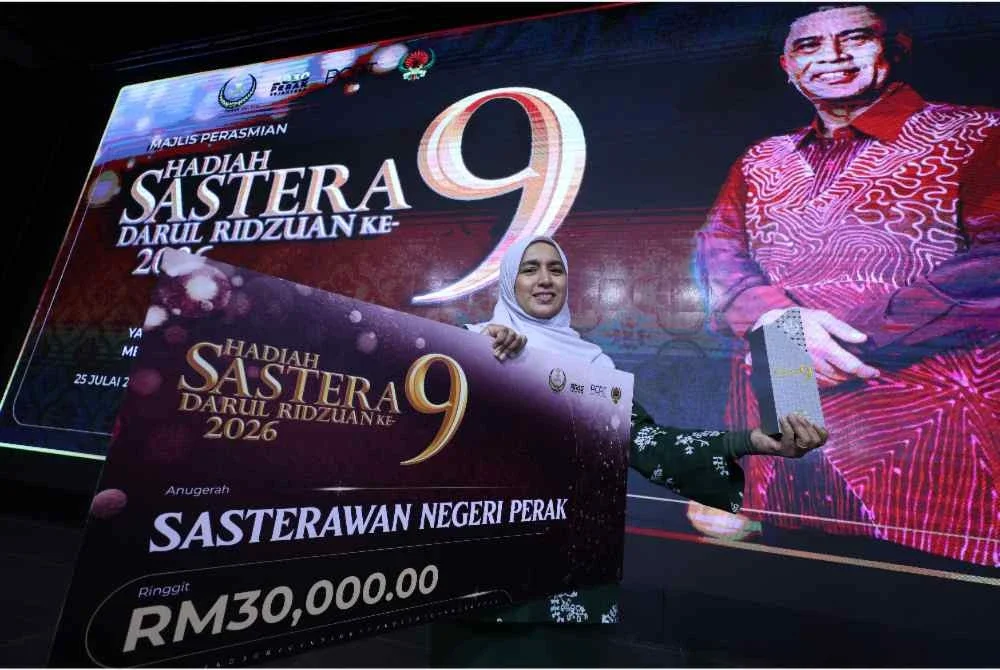 Tahun ini, anugerah utama, Sasterawan Negeri Perak dianugerahkan kepada novelis dan cerpenis Hafizah Iszahanid, 50, yang pernah merangkul Penerima Anugerah Penulisan SEA (SEA Write) 2025.