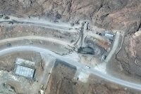 Imej satelit menunjukkan pintu masuk terowong di sebuah kompleks peluru berpandu di Isfahan, tengah Iran, pada 27 Februari 2026. Foto Vantor/AFP